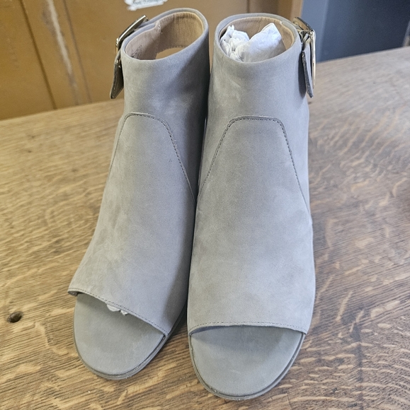 Vionic Open Toe 8.5 Cute Shoe!!! - Picture 1 of 7